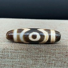 嚴選藏傳至純瑪瑙蓮花三眼天珠，男女通用直徑11.1mm對孔39.5mm。精心