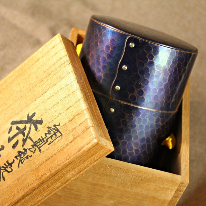 桑園の】日本金工長壽堂紫金銅大型12cm 波浪鉚釘紋茶罐茶倉黃巾桐箱附T