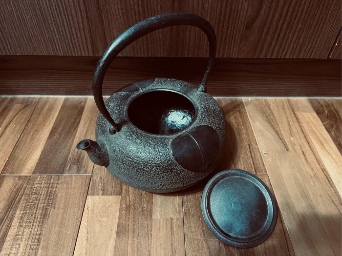 【蔵出/南部名人砂子澤三郎秀仙造/和硬鉄岩肌地紋平丸宝珠形鉄瓶/058S 秀仙（砂子澤三郎）作經典葉紋鑄鐵壺已故名釜師物件特別推薦| Yahoo拍賣