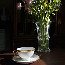 嚴選日本OKURA大倉陶園白色片葉金蝕咖啡杯組，立體葉片展現富貴典雅
