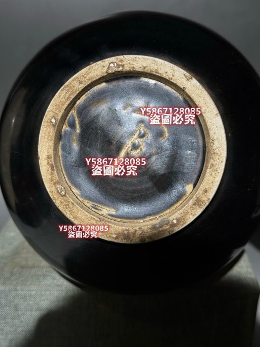 定窯凈瓶宋代黑釉龍首凈瓶，單色釉，品相完好無瑕疵。高約29厘米，底部