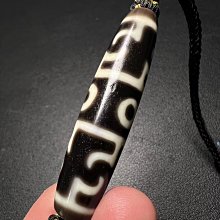 嚴選臺灣手工打造的蓮師三眼天珠，採用高級瑪瑙精心製造。此件天珠尺寸