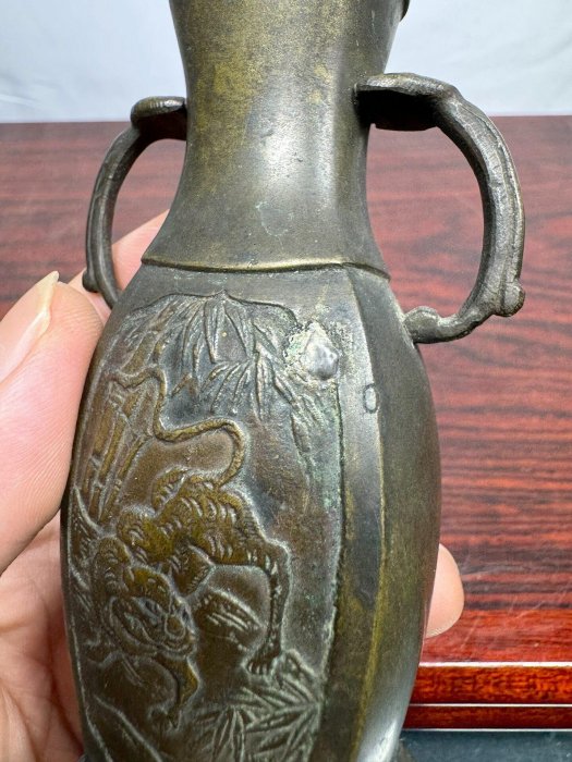 嚴選古銅龍虎香瓶，實拍展示老修工藝，200克重，適合收藏。 古銅香瓶