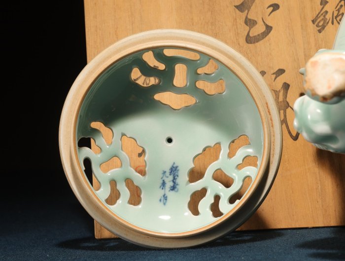楠部彌弌 作「青磁 獅鈕 香炉」共箱 付銀蓋 茶道具 香道具 楠部彌弌 作「青磁 獅鈕 香炉」共箱 付銀蓋 茶道具 香道具