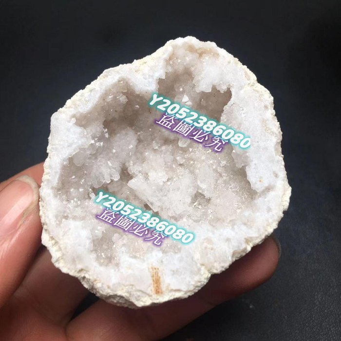 天然墨西哥白瑪瑙水晶洞，尺寸6.1×5.3厘米，重49克。20，，一物一圖
