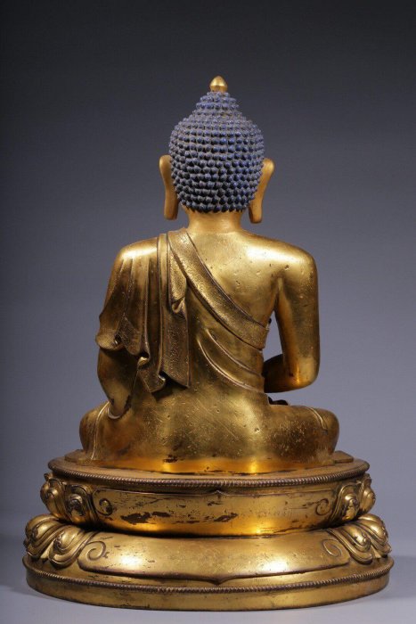 清代，“大清乾隆年敬造”銅鎏金釋迦牟尼佛坐像高50厘米，長36厘米，寬24