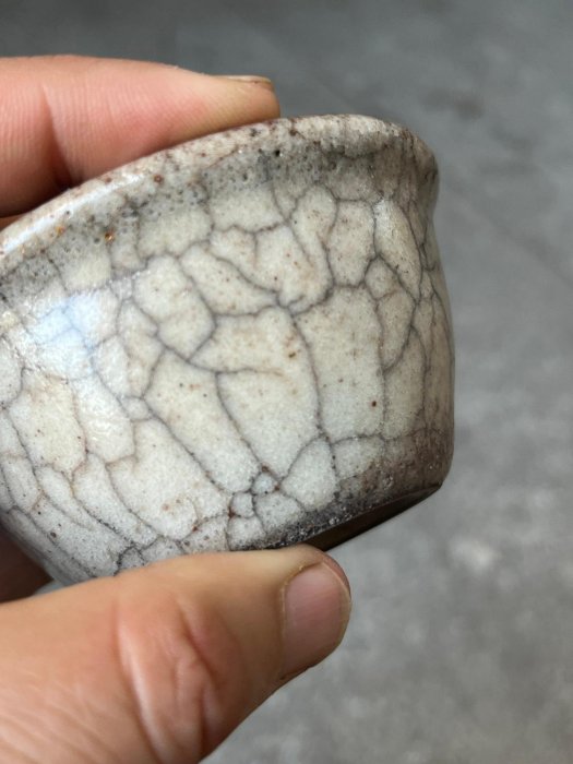 宋代哥窯筆洗，口徑約8CM，釉面呈現漂亮的開片紋理，金絲鐵線自然流暢