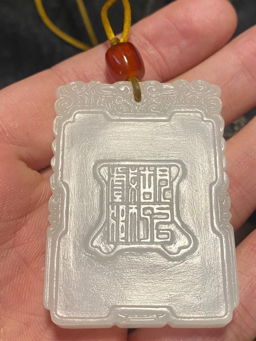 老先生珍藏多年的和田玉白玉胡人戲獅，玉質油潤細膩，包漿厚重獅子滾