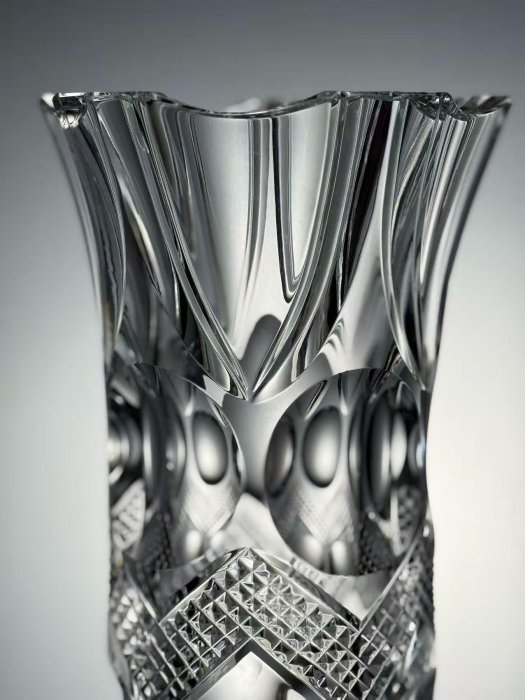 嚴選Hoya豪雅MUSEUM CRYSTAL高端水晶花瓶，稀有大切面切割，尺寸高25cm