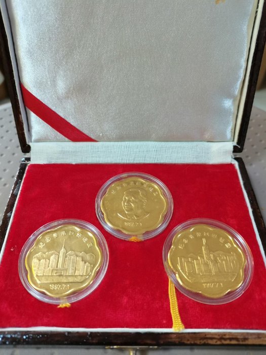1997年 香港回歸祖國紀念章 24K鍍金 記念硬貨 メダル 鑑定カード付き 1997年 香港回歸祖國紀念章 24K鍍金 記念硬貨 メダル 鑑定カード付き