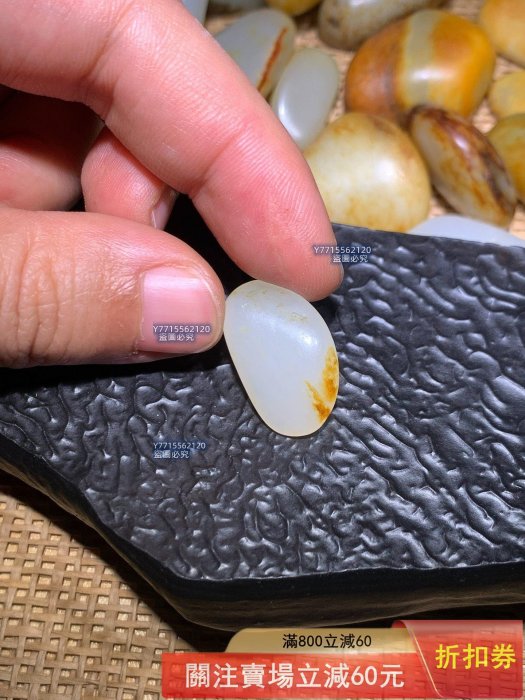 和田玉，和田玉籽料紅皮白玉籽料原籽無修型原皮原籽3.4克完整一口氣獨