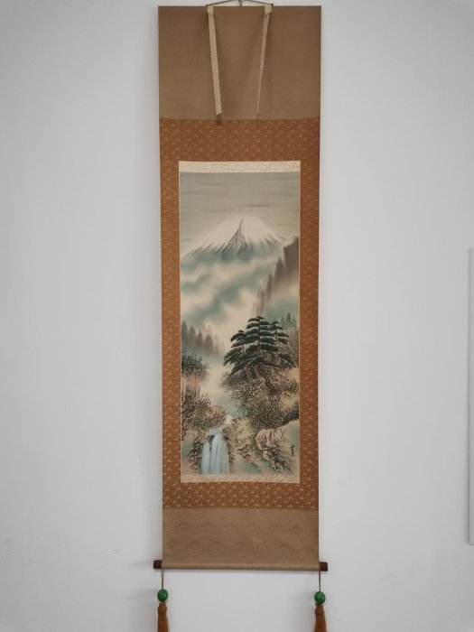 【風景】絹本　掛軸（愛兆／銘） 嚴選日本回流字畫掛軸，雲泉山水絹本綾裱，187cm古董級藝術品，木制軸