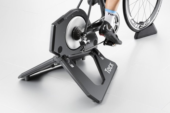 Tacx NEO Smart T2800 冬場はZwiftにチャレンジ ZwiftをやってみたくなったのでTacx - Neo T2800 Direct Drive等を買っ