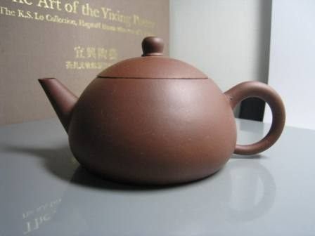 早期1975宜興原礦全手工￼紫砂‧底槽清．薄胎．文革五型水平壺‧底款