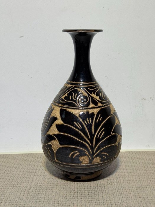 磁州窯黑釉玉壺春瓶，胎體乾爽厚重，金工牡丹紋飾精緻，適合收藏擺置