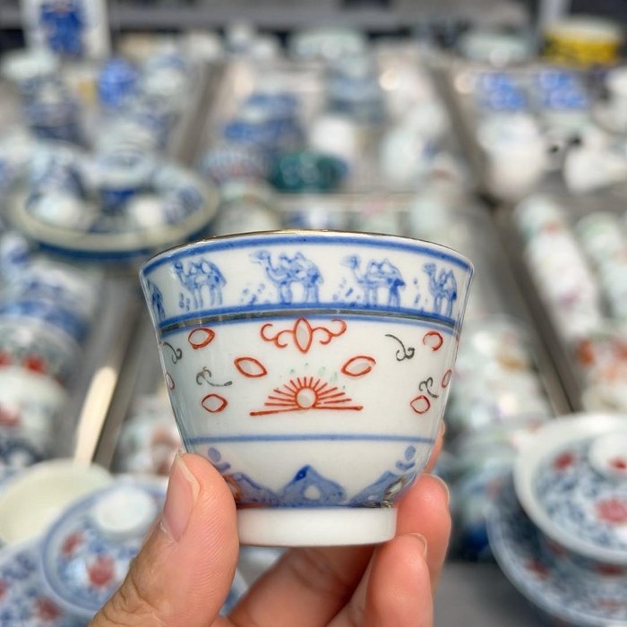 嚴選景德鎮70年代光明瓷廠玩玉青花玲瓏茶杯，容量80cc，適合收藏玩玉