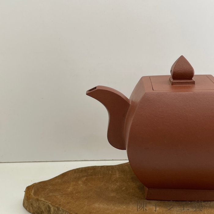 陳子彡】A43 [ 潘持平朱泥四方壺朱泥80年代18孔約400cc] 中國宜興紫砂