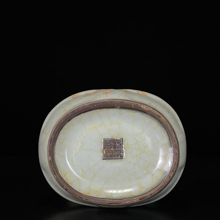 宋官窯冰裂紋御題銘文雙耳賞瓶汴京官窯款14.5x23.5厘米250 瓷器