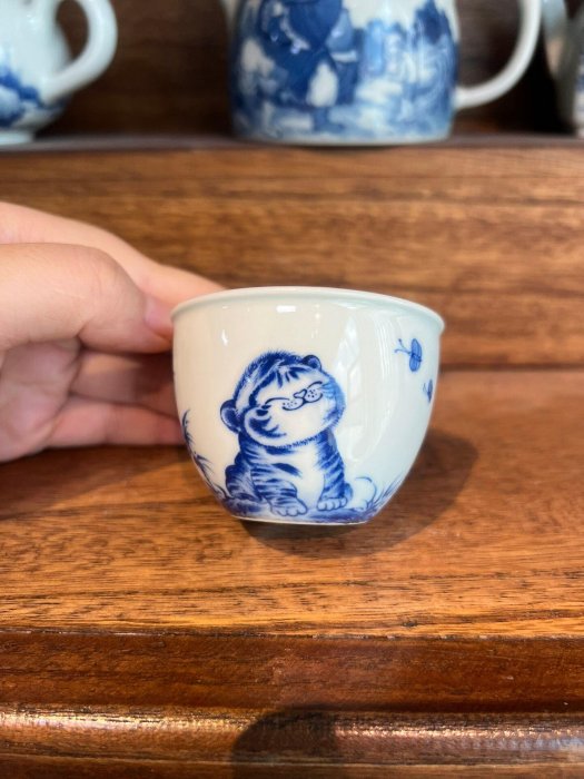嚴選景德鎮青花手工小茶杯，胎質細膩釉色均勻，杯身精繪竹與老虎圖案