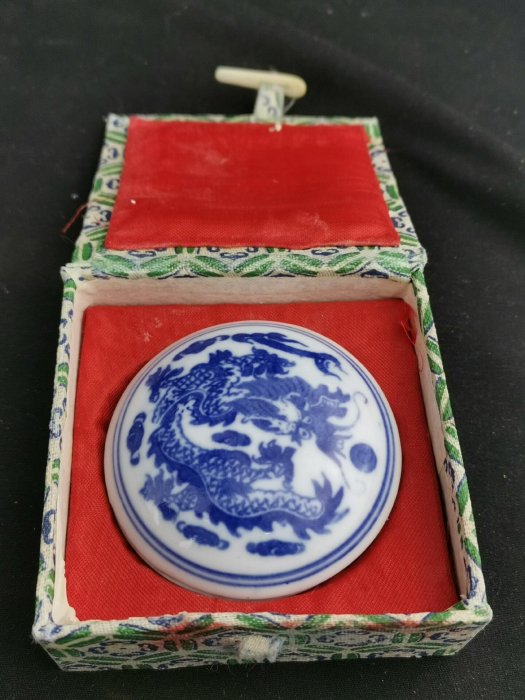 嚴選乾隆年制青花龍紋印泥盒，品相完好尺寸清晰。推薦收藏古董級印泥盒