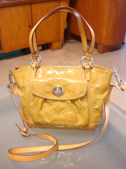 美國Coach 女性 立體壓紋C Logo亮皮+British Tan牛皮帶 拉鍊式  手提 側肩兩用包 (特價真品) 29cm