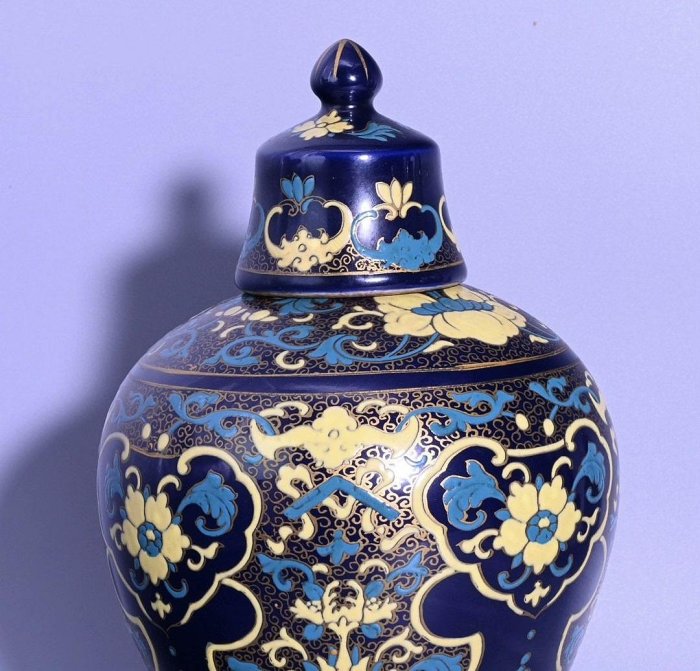 嚴選清朝乾隆時期霽藍釉琺瑯彩描金福壽紋梅瓶，高24x12公分。此瓶工藝