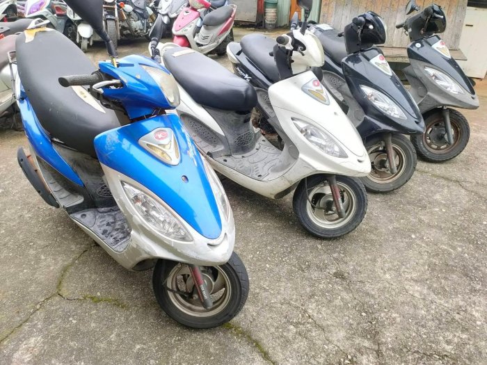 達成拍賣 光陽 JOCKEY V2 125 150 輪圈 後燈 椅子 CDI 整流器 油箱 鎖頭 後扶手 中柱 煞車總泵