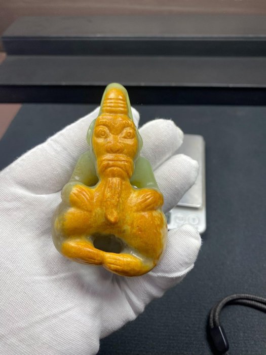 嚴選167克紅山文化太陽神黃河玉佩，雕工精湛皮膚厚實，可玩性極佳推薦