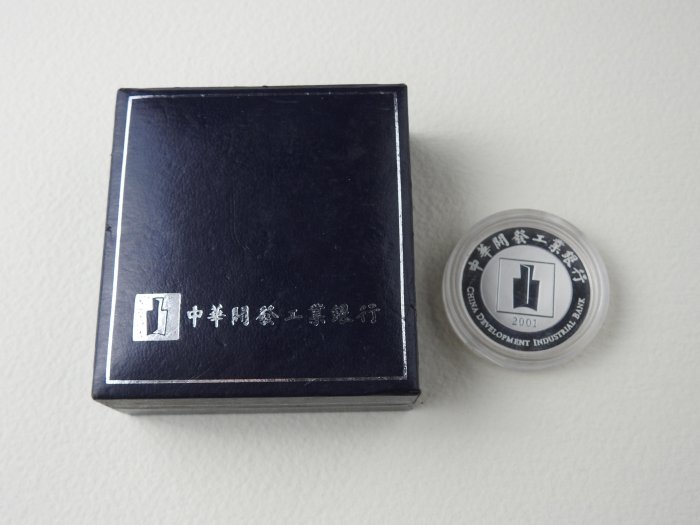 阿威的藏寶箱＊【銀章彩色小丑魚1/2盎司中華開發工業銀行2001年