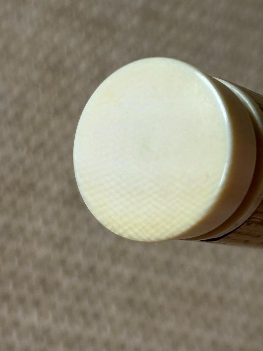 百年胡麻竹斑竹香筒，自然紋理獨特，使用痕跡添風采，質地堅韌耐用