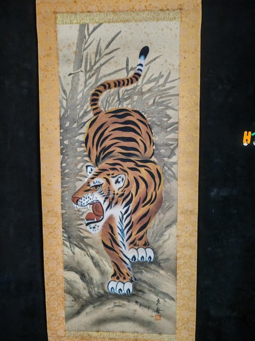 h156虎嘯山林下山虎一幅斗方茶掛，畫工精良，畫面感逼真，裝飾效果非常