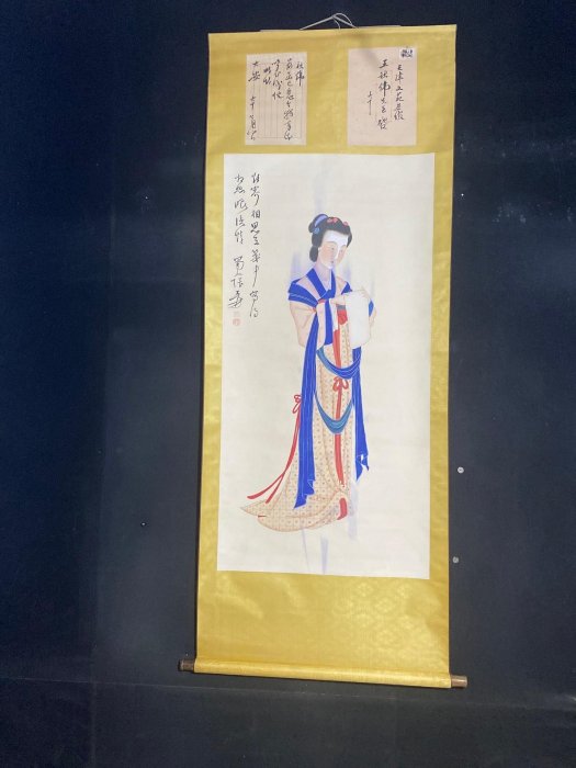 編號KAN2一120四尺帶信郵票中堂畫張大千仕女畫純手繪一圖—物裱好【古物