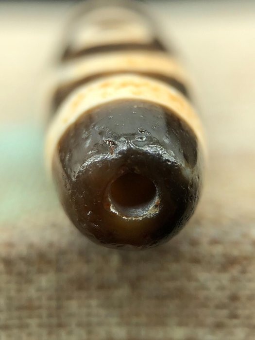 嚴選藏傳至純瑪瑙蓮花三眼天珠，男女通用直徑11.1mm對孔39.5mm。精心
