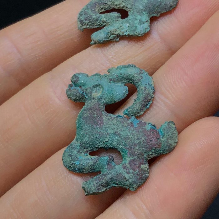 青銅製 トラ形装飾品 古代美術品遼金時代草原文化鉱化錆 遼代草原文化青銅羊飾，工藝精湛年代特征明顯，嚴選老物推薦收藏，玩