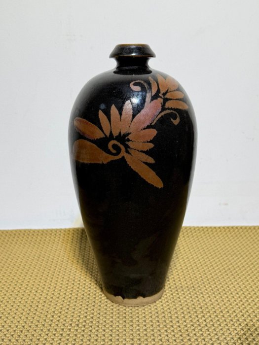磁州窯黑釉鐵銅花梅瓶，尺寸如圖所示，黑色釉面搭配古銅色花卉紋路