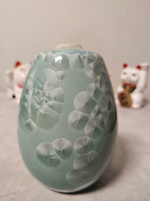 五雲窯三代前田喜代范師傳結晶青瓷花瓶，獨特器型與美彩晶紋推薦收藏