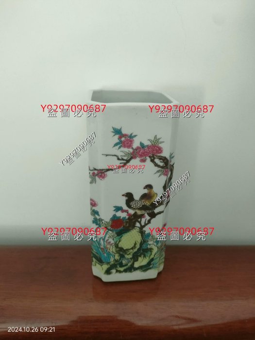 大清乾隆年制款粉彩花鳥筆筒造型大氣，顏色靚麗， 適合家居書房收藏
