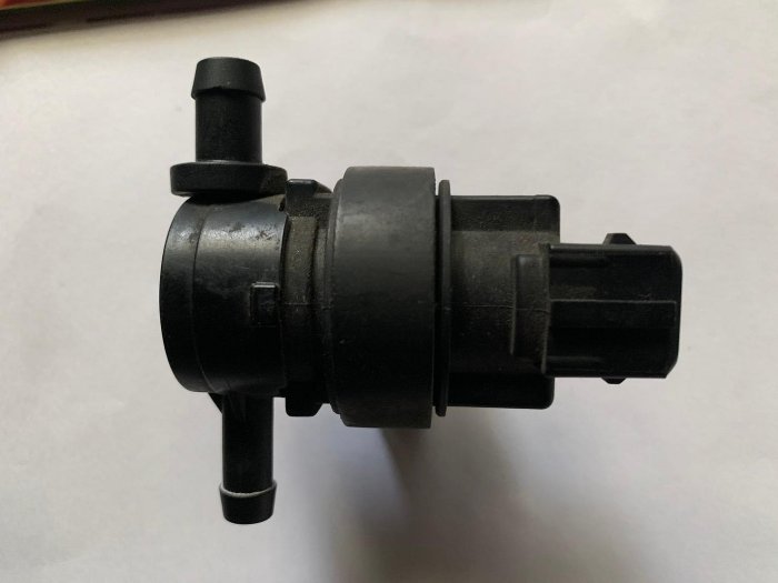 BENZ 原廠 中古 碳罐電池閥 料號0004701593 C230 C240 C250 C280 C300 C320 E320 S500 等可用