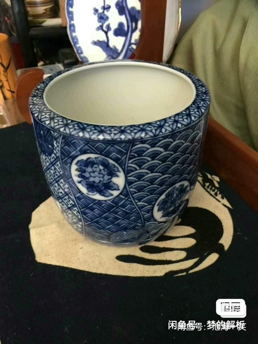 日本龍峯窯手繪青花染付小號卷缸（筆筒）。器型精巧雅致，手繪各種花卉