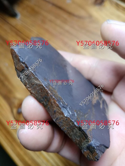 端硯老坑原石料，品相完好無瑕疵，尺寸約8.5x6x1.4厘米。來自大西洞老