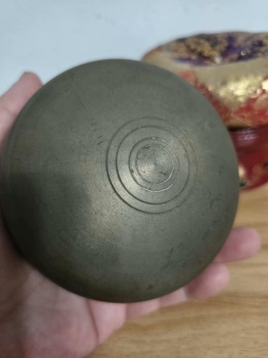 嚴選日本古銅磬，尺寸4.5x10.5cm，質感斑駄迷人。適合收藏家與喜愛古董