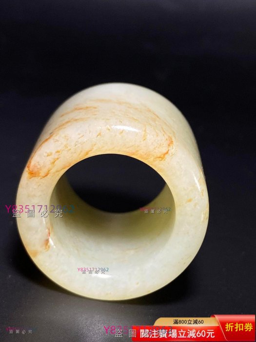 和田玉扳指，玉質溫潤細膩，沁色自然，內徑2.2cm，外徑3.6cm，高3.2cm