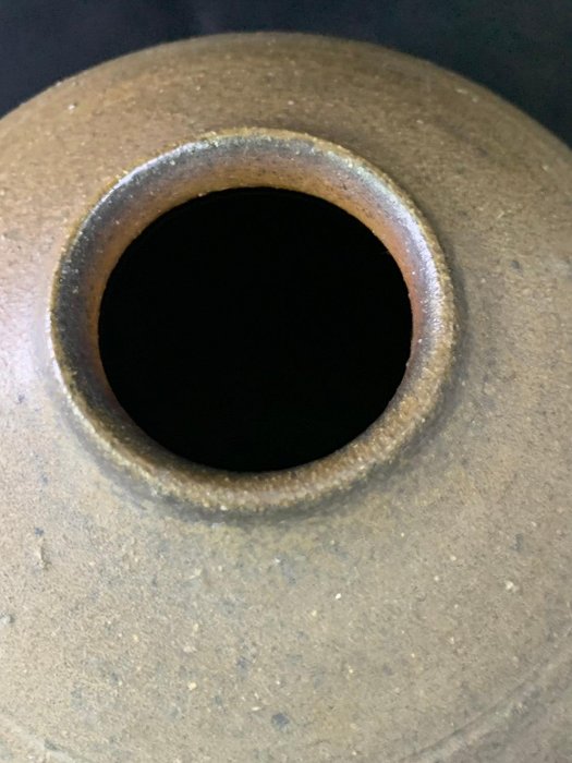 古玩輕鬆拍】老日本傳統工藝會正會員備前燒陶藝家柴岡紘一作落款大陶