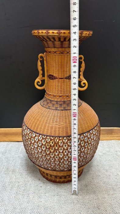嚴選日本回流上世紀竹編雙耳大花瓶，內膽白瓷，做工精細上乘。全品未