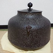 『菊地正直』即中斎好　青海松地紋　肩衝釜　在銘　共箱　銅蓋　鉄釜　茶釜 菊地正直』即中斎好 青海松地紋 肩衝釜 在銘 共箱 銅蓋