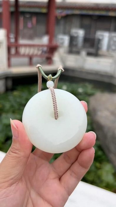 可議價編號：250925000305 【羊脂@平安扣】?玉璧規格：57×11.7mm 重76g
