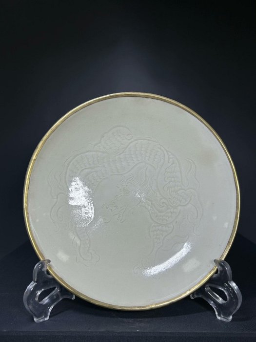 宋代定窯白釉暗刻龍紋盤器型規整胎質細膩釉色溫潤龍紋刻工精細工藝高超