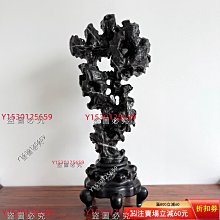 這方黑色太湖石擺件，高67cm 含底座高度、寬28cm 、厚17cm，重33斤