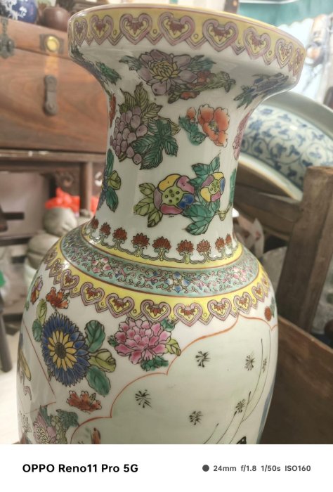 六十年代開窗粉彩大花瓶】景德鎮品，粉彩畫工一流，造型規整，釉面潤澤