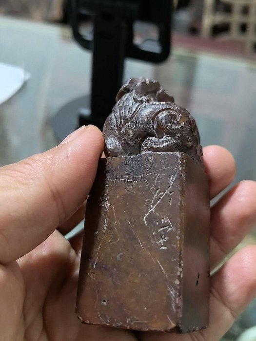 嚴選老壽山石印章，獅子鈕雕工精細，石質溫潤自然，天然紋路美，印文